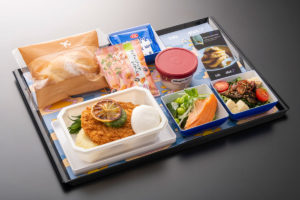 ANAとbillsがコラボレーションした機内食、メインはポークシュニッツェル