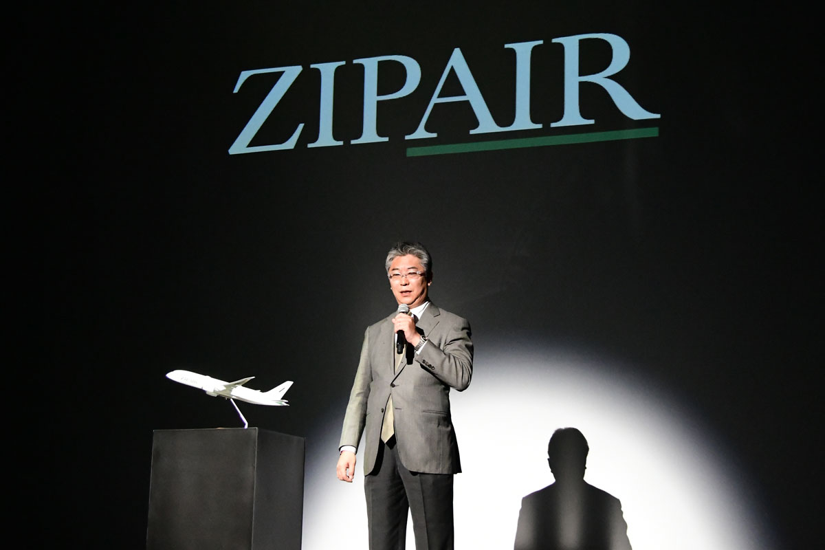 ZIPAIRの機体・制服デザインのお披露目で挨拶をする、西田真吾代表取締役社長。